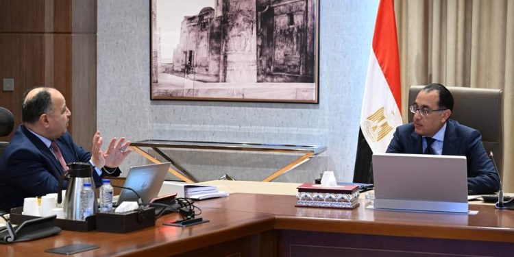 مدبولي يستعرض مع وزير المالية مقترح وثيقة السياسة الضريبية لمصر 2024-2030 1
