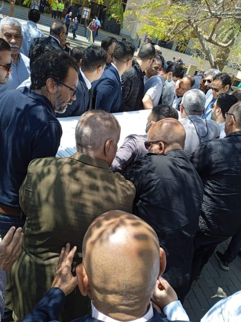 وصول جثمان الدكتور فتحي سرور لمسجد الشربتلي لصلاة الجنازة 4