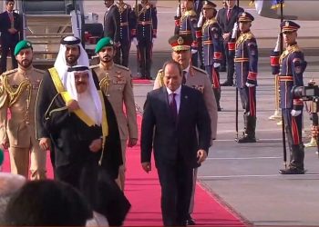 الرئيس السيسي يستقبل ملك البحرين حمد بن عيسى في مطار القاهرة