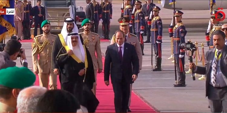 الرئيس السيسي يستقبل ملك البحرين حمد بن عيسى في مطار القاهرة