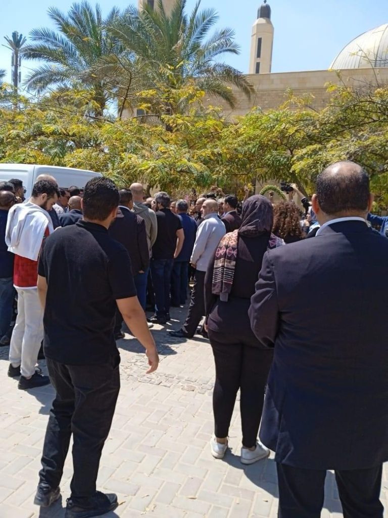 وصول جثمان الدكتور فتحي سرور لمسجد الشربتلي لصلاة الجنازة 5