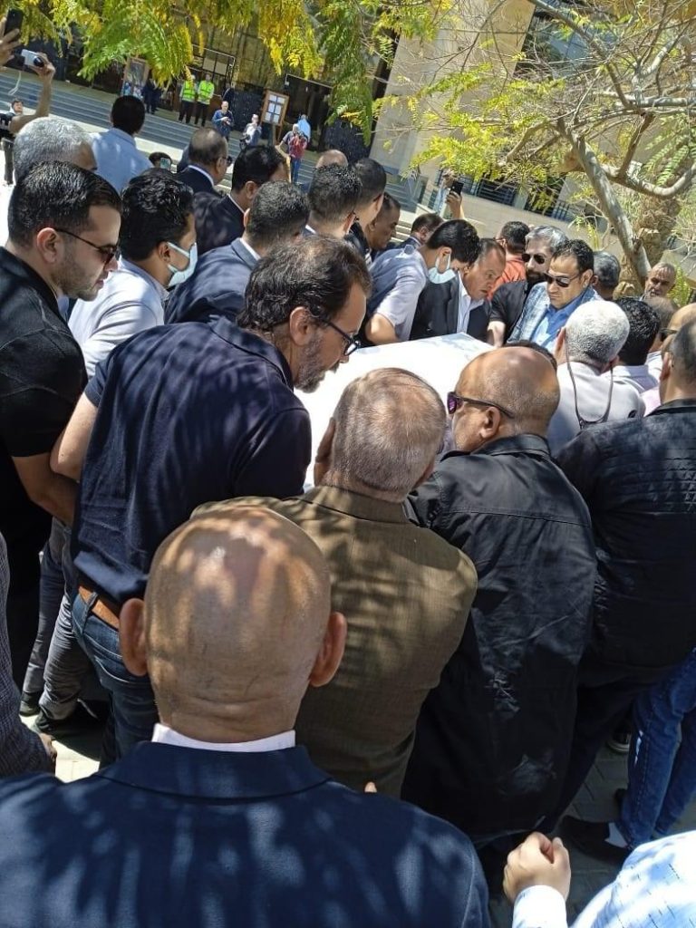 وصول جثمان الدكتور فتحي سرور لمسجد الشربتلي لصلاة الجنازة 2