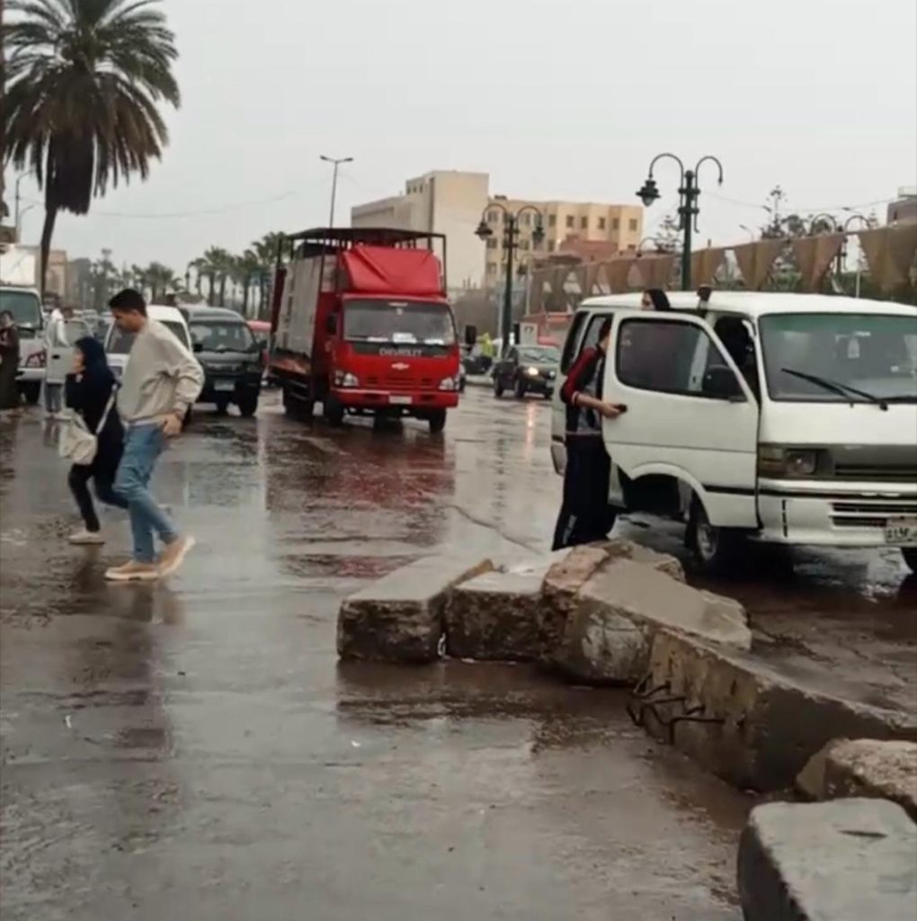 يحدث الآن.. أمطار غزيرة ثلجية تضرب الإسكندرية وتجبر المواطنين لعدم الخروج (صور) 3