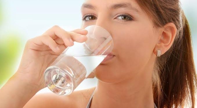 يخلصك من الدهون والضغط والسكري.. فوائد مذهلة لتناول الخل مع الماء 1