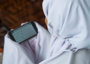 لو طالبة أو معلمة.. هل يجوز للحائض إرتداء الجوانتي لقراءة القرآن من المصحف؟ 2