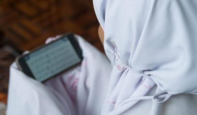 لو طالبة أو معلمة.. هل يجوز للحائض إرتداء الجوانتي لقراءة القرآن من المصحف؟ 1