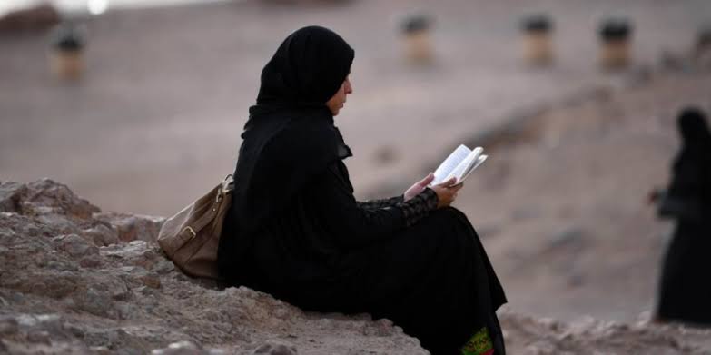 لو طالبة أو معلمة.. هل يجوز للحائض إرتداء الجوانتي لقراءة القرآن من المصحف؟ 3