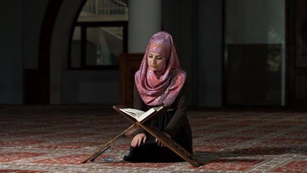 لو طالبة أو معلمة.. هل يجوز للحائض إرتداء الجوانتي لقراءة القرآن من المصحف؟ 4