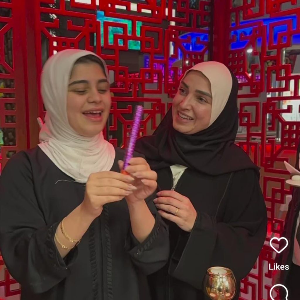 روجينا تحتفل بعيد ميلادها هي وابنتها فى المدينة المنورة (فيديو) 2