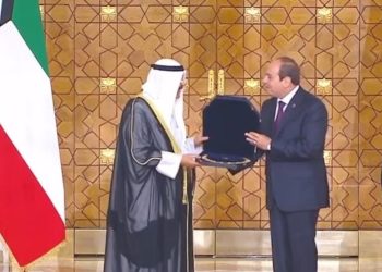 السيسي يمنح أمير الكويت قلادة النيل