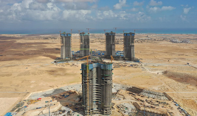 برج T01 الايقوني لمشروع مجمع مدينة العلمين الجديدة في مصر والذي يصل ارتفاعه حاليًا إلى 200 متر