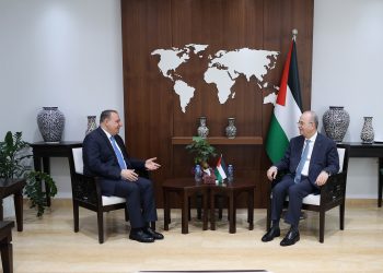 رئيس الوزراء الفلسطيني يبحث مع السفير الأردني تعزيز وتنسيق الجهد الإغاثي في غزة 7