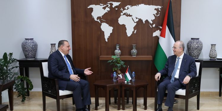 رئيس الوزراء الفلسطيني يبحث مع السفير الأردني تعزيز وتنسيق الجهد الإغاثي في غزة 1