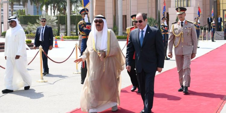 الرئيس السيسي يودّع أمير الكويت بمطار القاهرة بعد زيارته الرسمية