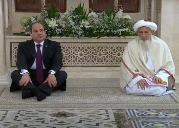 الرئيس السيسي وسلطان البهرة بالهند يستمعان لآيات من الذكر الحكيم بمسجد السيدة زينب قبيل افتتاحه