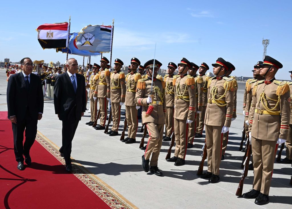 رئيس الوزراء يستقبل نظيره الأردني في مطار القاهرة الدولي 4