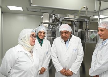 في زيارة ميدانية.. وزير قطاع الأعمال العام يتفقد مصانع الشركة العربية للأدوية "ادكو" 1