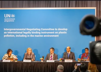 البيئة تشارك في صياغة أول معاهدة لاحتواء التلوث البلاستيكي