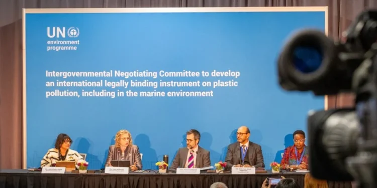 البيئة تشارك في صياغة أول معاهدة لاحتواء التلوث البلاستيكي