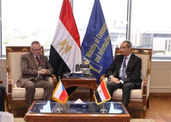 وزير الاتصالات يبحث مع سفير التشيك لدى مصر تعزيز التعاون بين البلدين فى مجالات التحول الرقمى 3