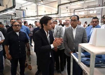 بالصور ..رئيس الوزراء يتفقد مصنع شركة "إيميسا دينيم" لصناعة الملابس الجاهزة 3
