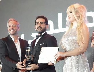 أحمد حلمي يُكرم في حفل قادة العمل الإنساني بدبي 2