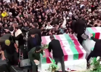 الإيرانيون يلقون نظرة الوداع على جثمان الرئيس الراحل إبراهيم رئيسي 1