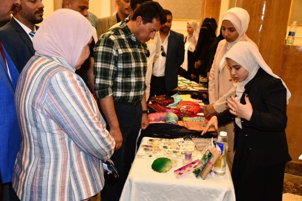 وزير الشباب والرياضة يفتتح معرض للحرف اليدوية بالمدينة الشبابية والرياضية بشرم الشيخ 4