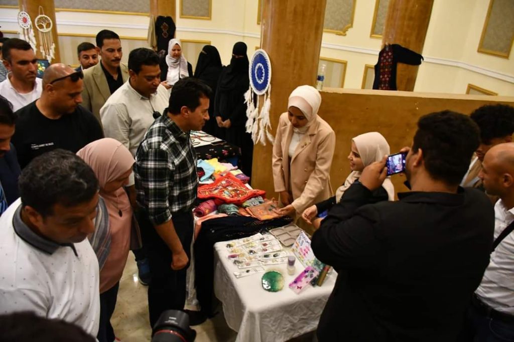 وزير الشباب والرياضة يفتتح معرض للحرف اليدوية بالمدينة الشبابية والرياضية بشرم الشيخ 3