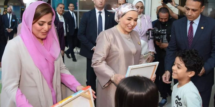 بالصور.. انتصار السيسي وحرم سلطان عمان في زيارة لمستشفى 57357 لعلاج سرطان الأطفال 1