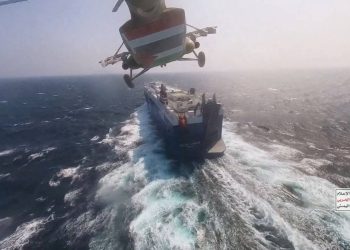 استهداف الحوثيين للسفن بالبحر الأحمر