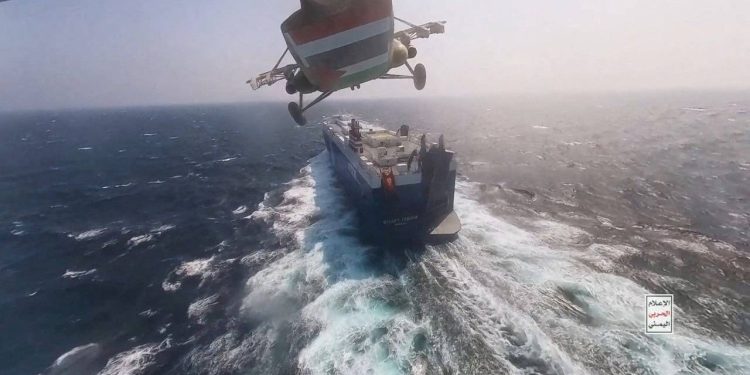 استهداف الحوثيين للسفن بالبحر الأحمر