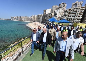 وزير الإسكان ومحافظ الإسكندرية يتفقدان مشروع توسعة الكورنيش